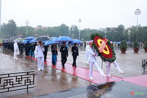 Các đại biểu dự Đại hội XIII Công đoàn Việt Nam vào Lăng viếng Chủ tịch Hồ Chí Minh